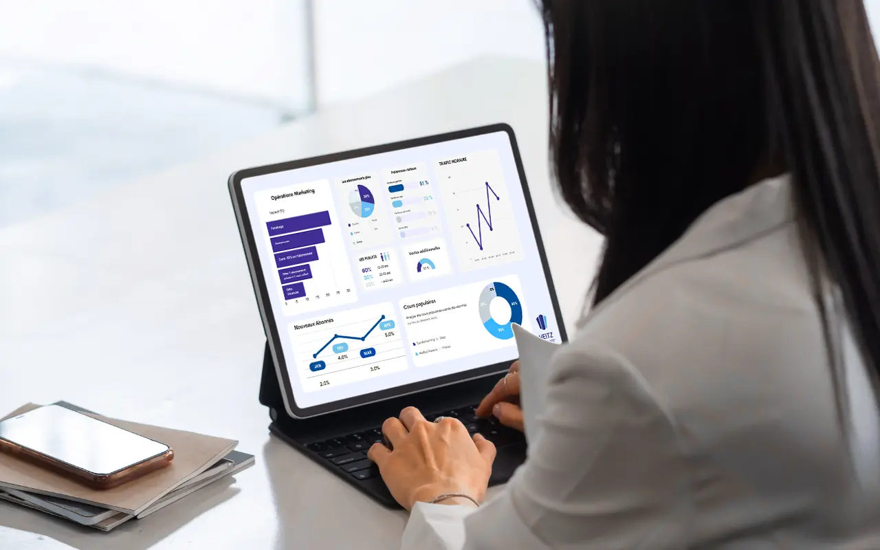 Femme consultant un PC
