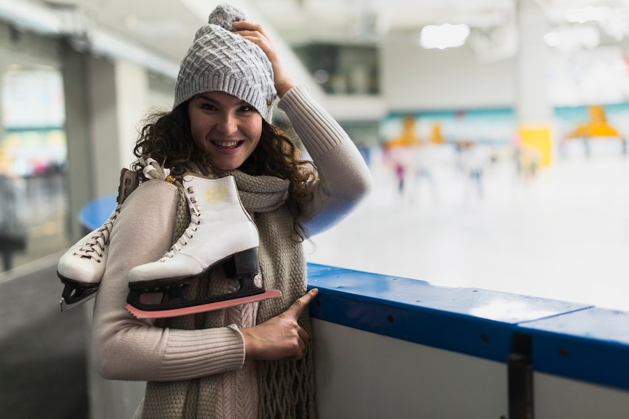 Femme se préparant à entrer sur une patinoire