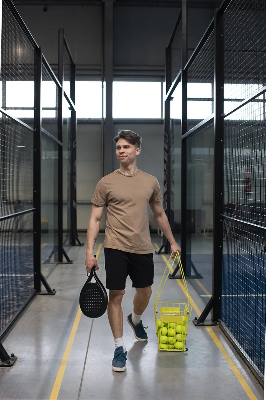 Homme dans une salle de padel