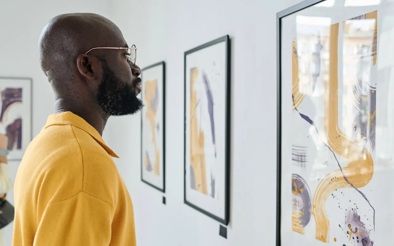 Homme contemplant une œuvre d'art