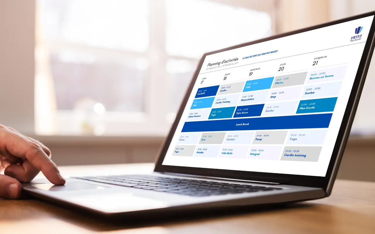 Personne consultant son planning sur son PC