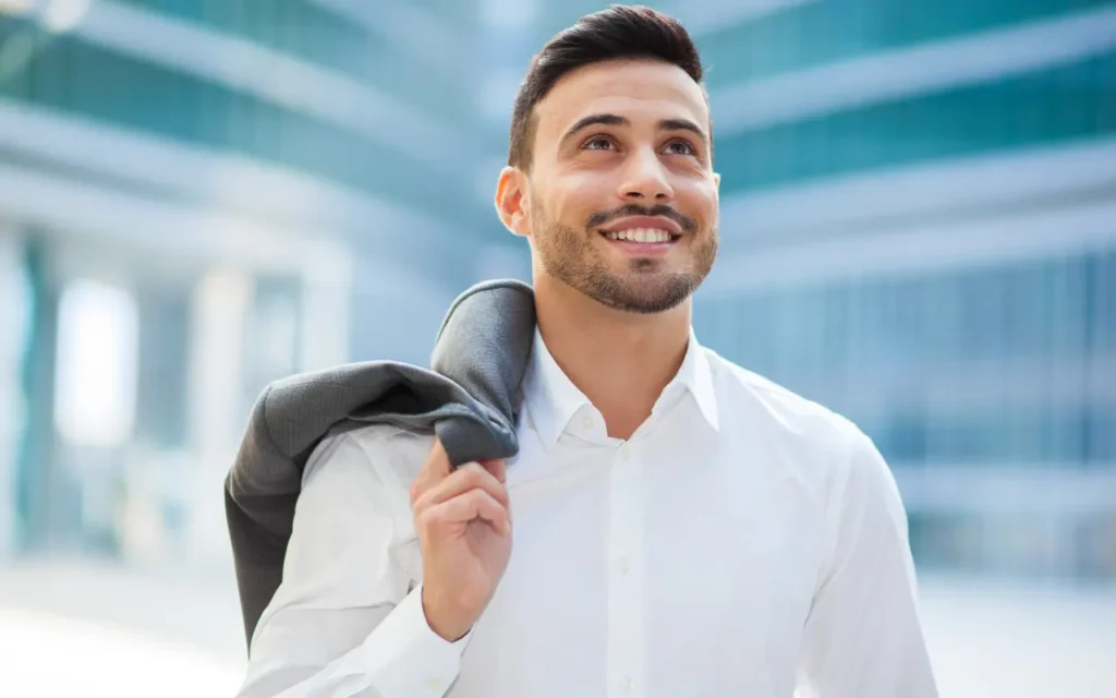 Homme en chemise souriant