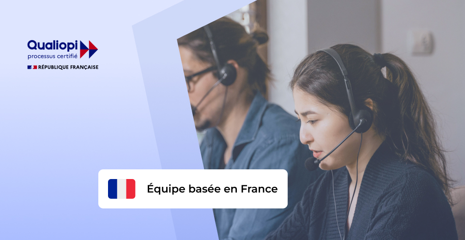 Un homme et une femme avec un casque et un micro derrière un rectangle écrit "équipe basée en France" et une certification Qualiopi